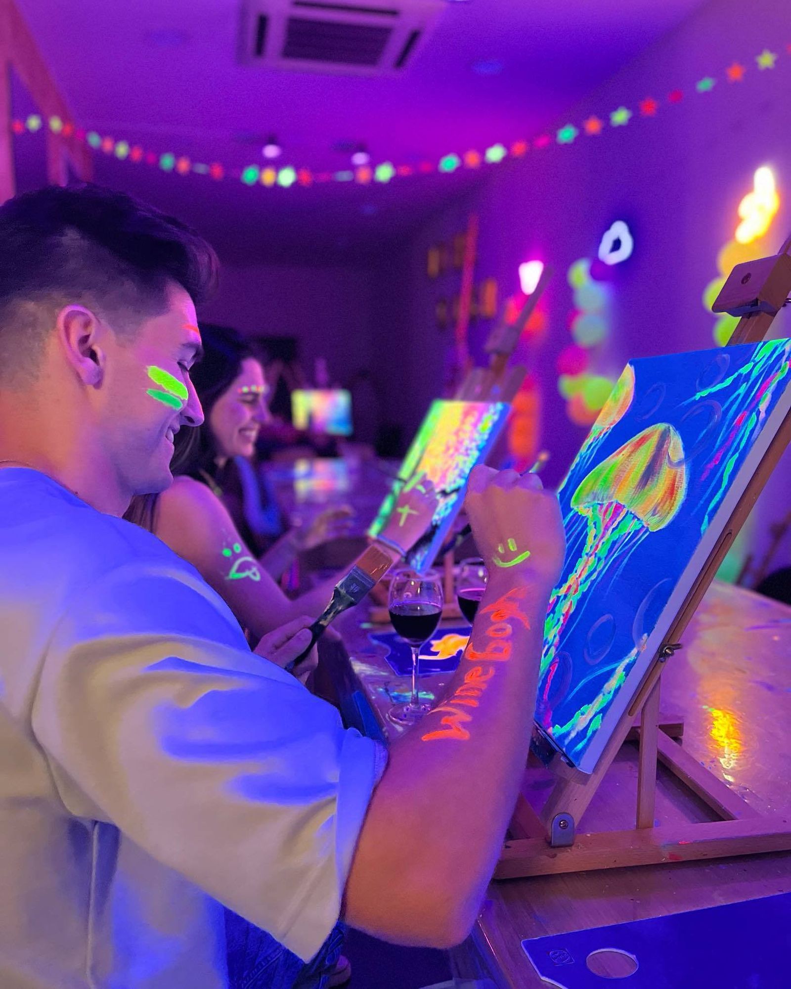 Pintura, vino y diversión