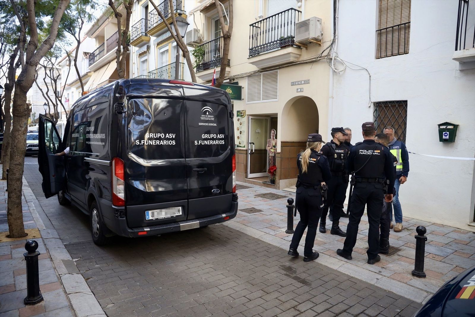 Mata a su padre, hiere de gravedad a su madre y se suicida tirándose desde una azotea en Fuengirola (Málaga)