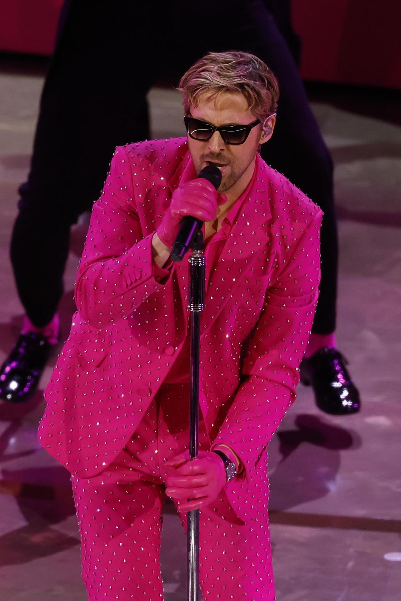 Ryan Gosling interpreta 'I'm Just Ken' de 'Barbi' durante la ceremonia