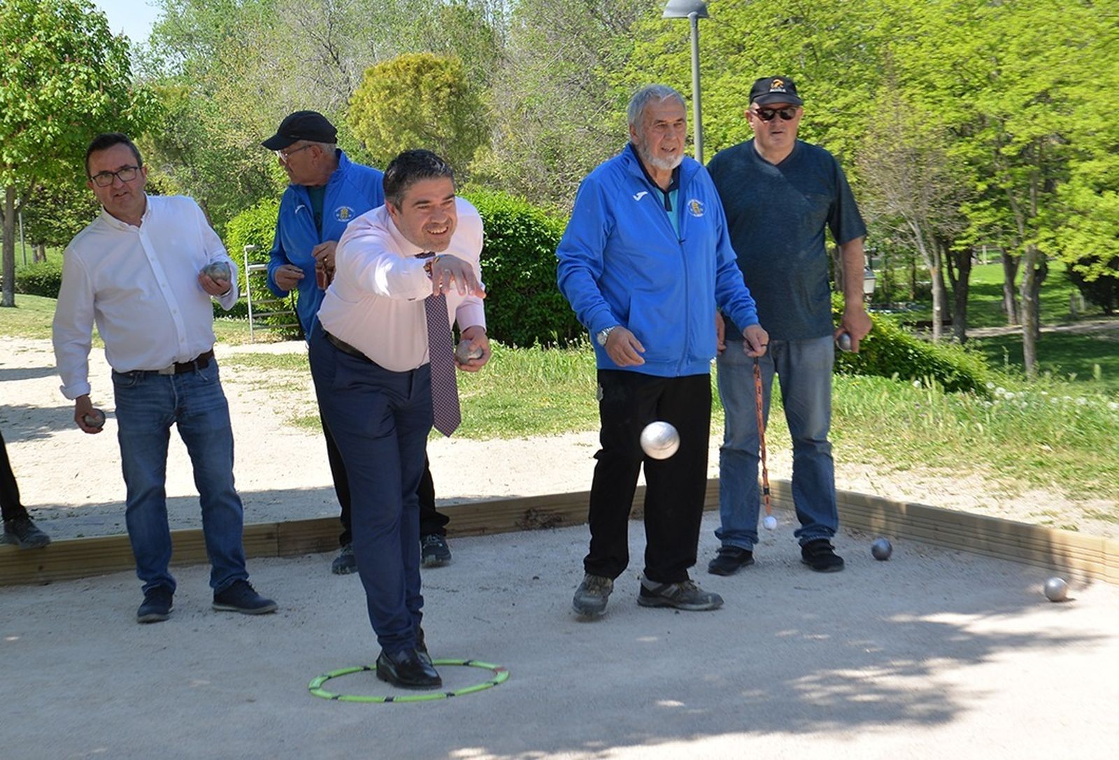 El alcalde de Valdemoro, David Conde, en las nuevas pistas de petanca