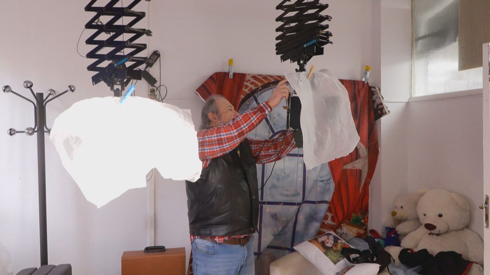 Miguel Ángel, el fotógrafo que es memoria viva de Vallecas: "Somos los ojos del barrio"