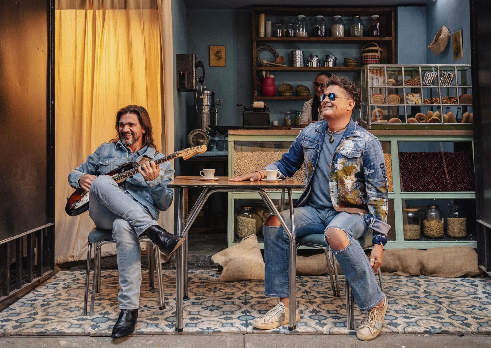 Carlos Vives y Juanes se unen para cantar a las mujeres