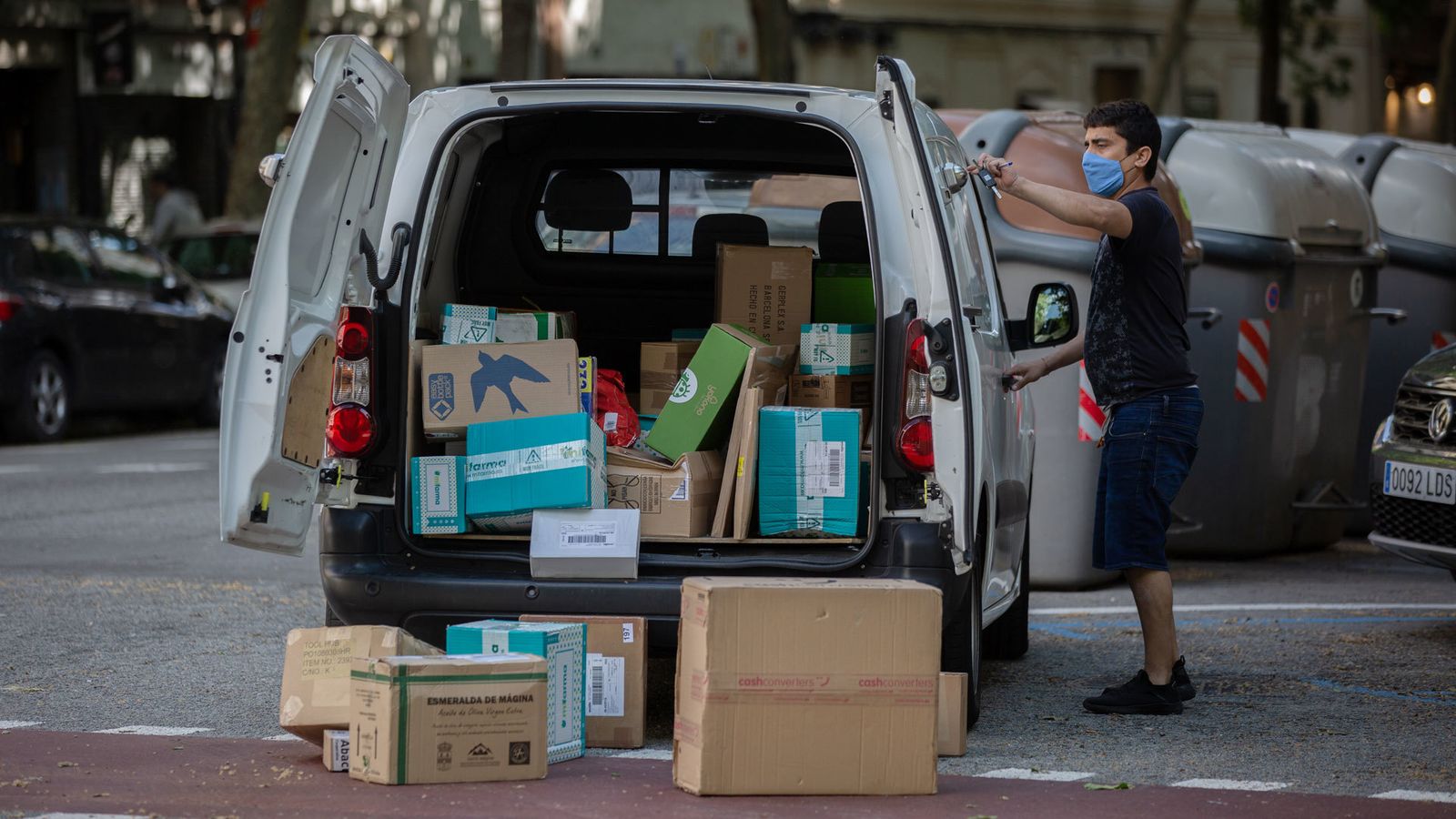 Un repartidor prepara un pedido en su furgoneta