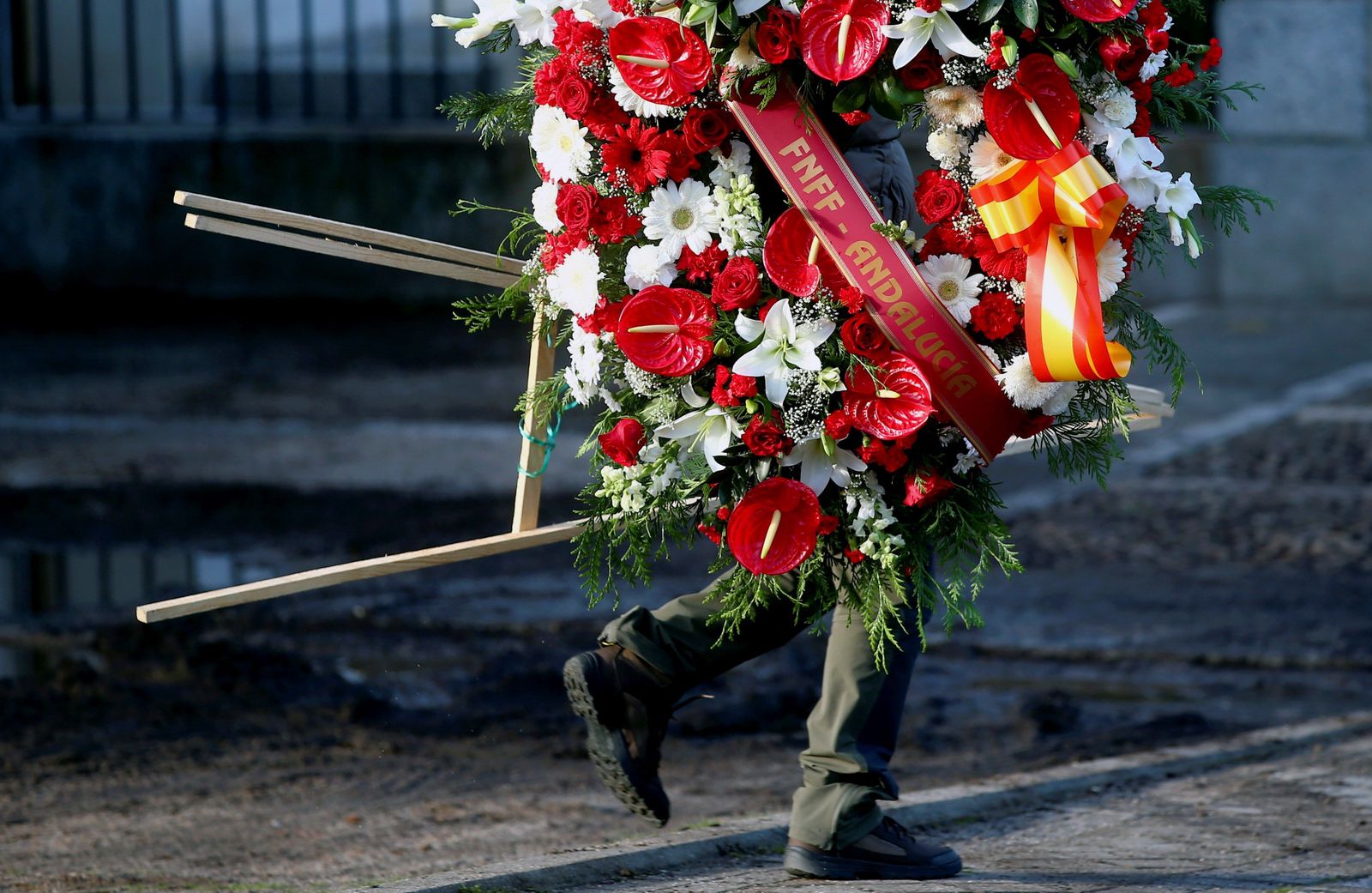 Una corona de flores llega al cementerio de El Pardo-Mingorrubio