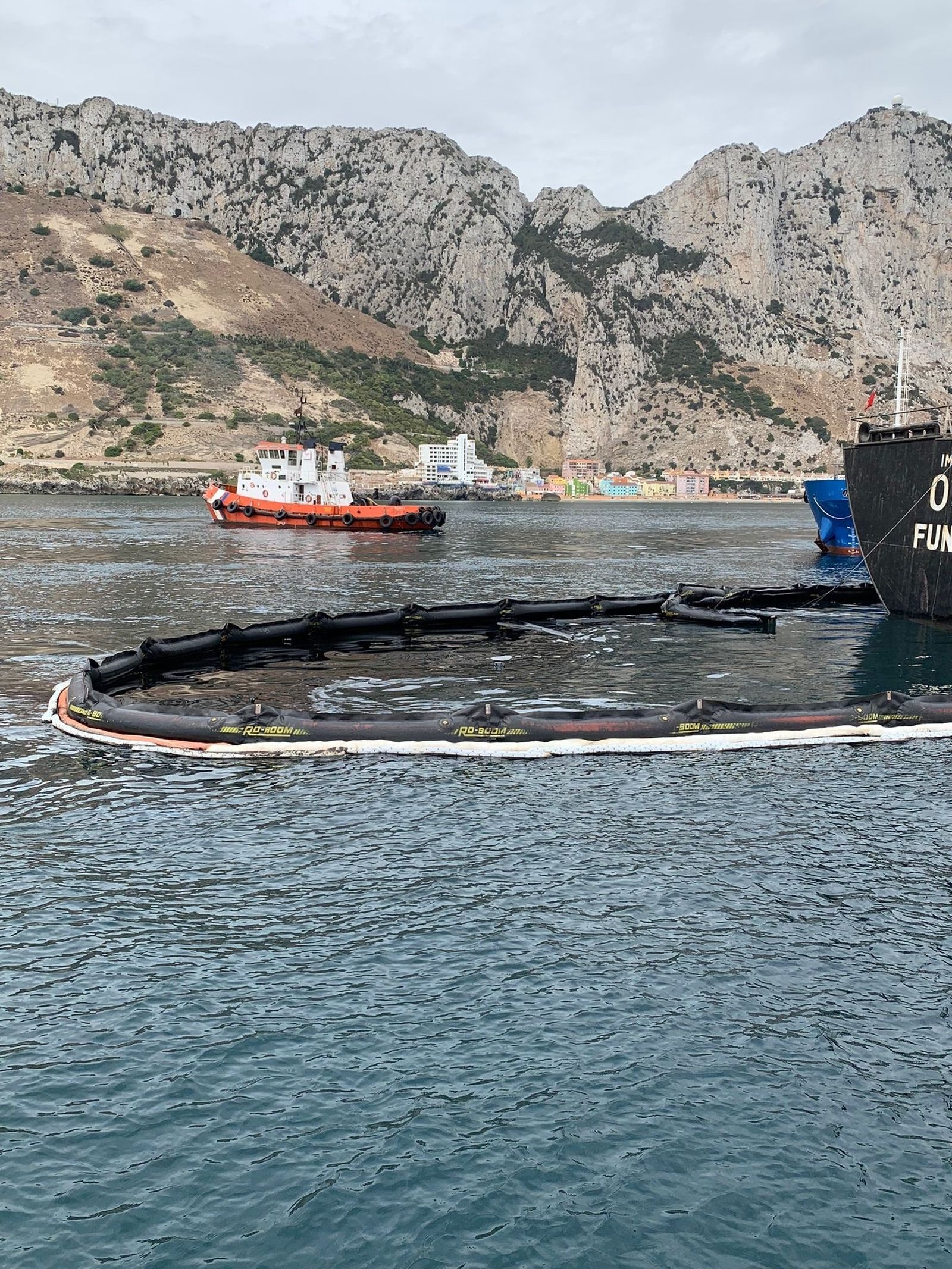 Barrera de contención junto a el barco embarrancado en la Bahía de Algeciras