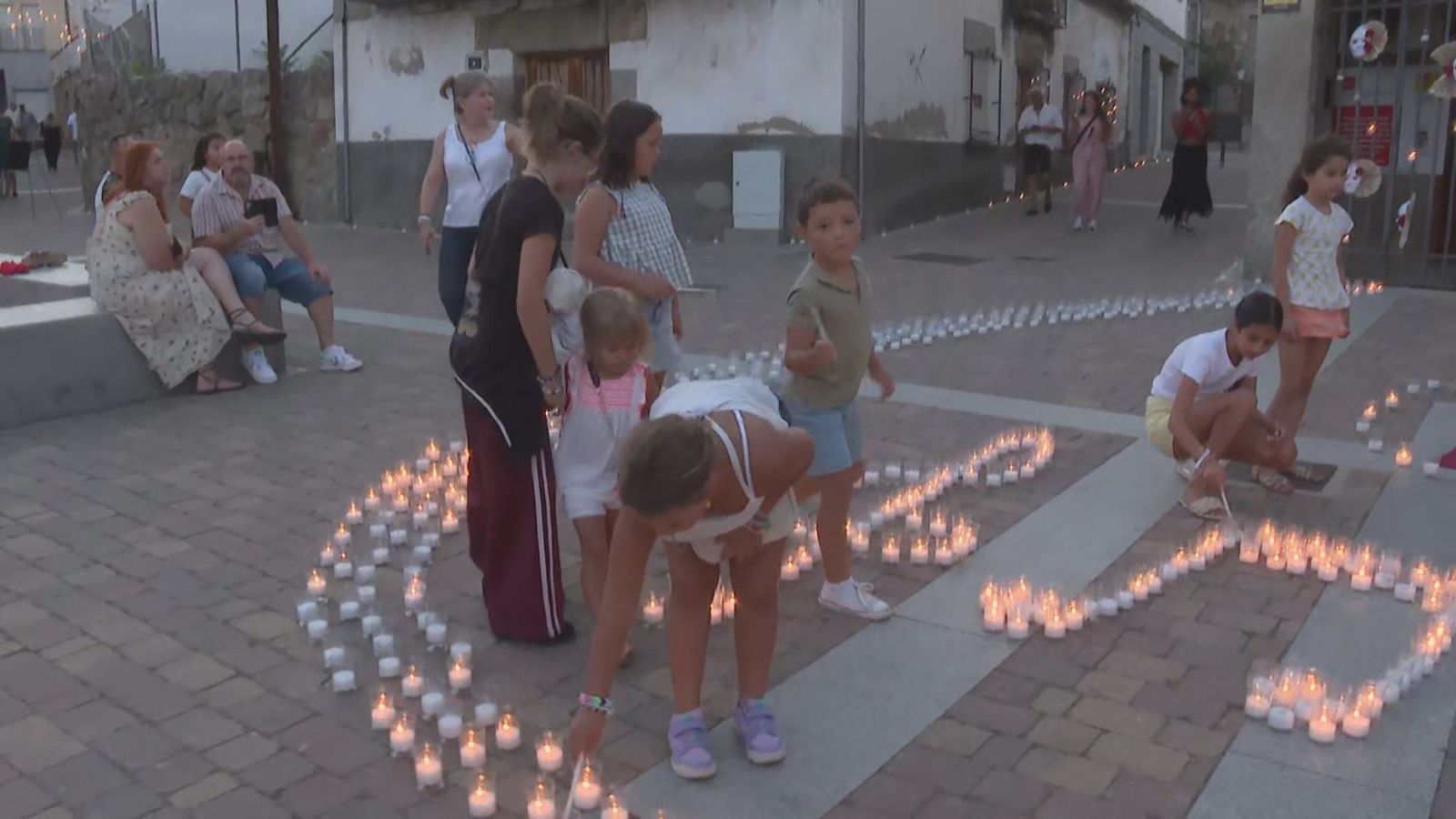 5.000 velas iluminan Navalagamella con el cine como banda sonora
