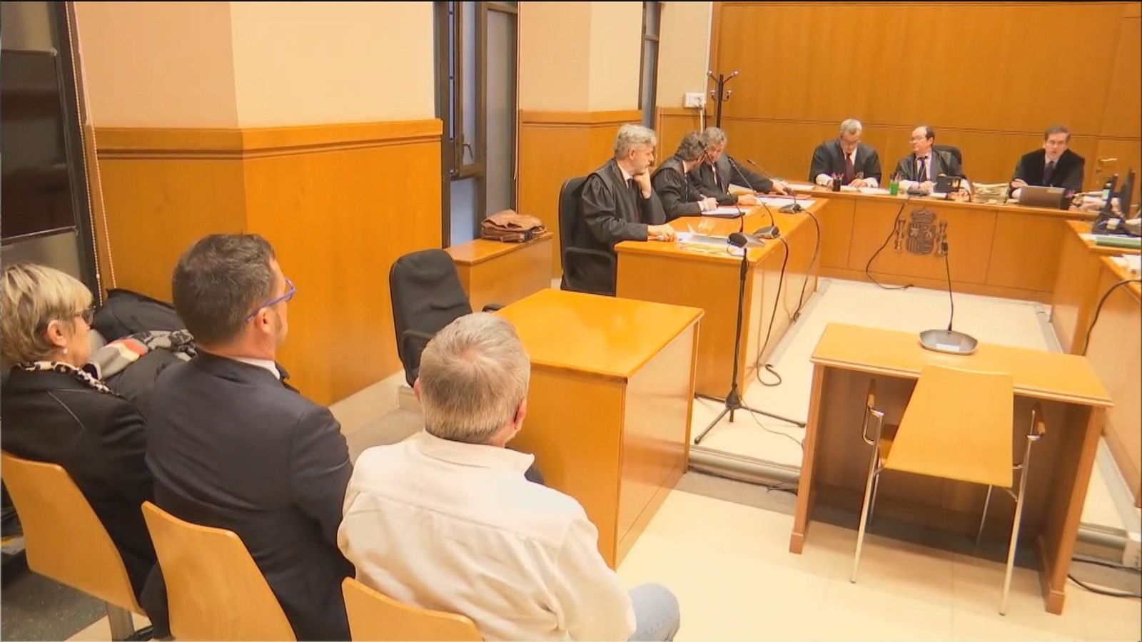 Dos concejales del PSC aceptan un año de cárcel por expulsar a policías nacionales de Pineda del Mar el 1-O