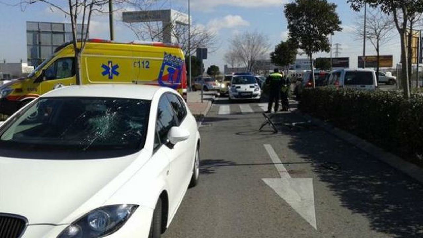 Muy grave un ciclista atropellado por un coche cuando cruzaba un paso de cebra
