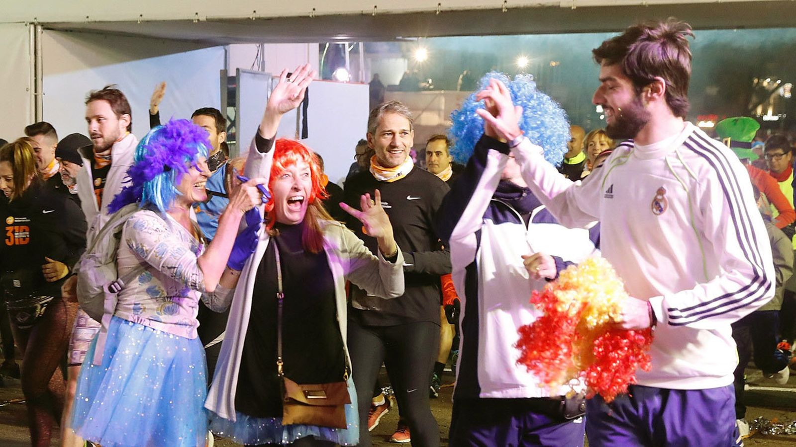 Numerosos corredores antes de tomar la salida de la San Silvestre Vallecana Popular, la emblemática carrera del final del año en Madrid