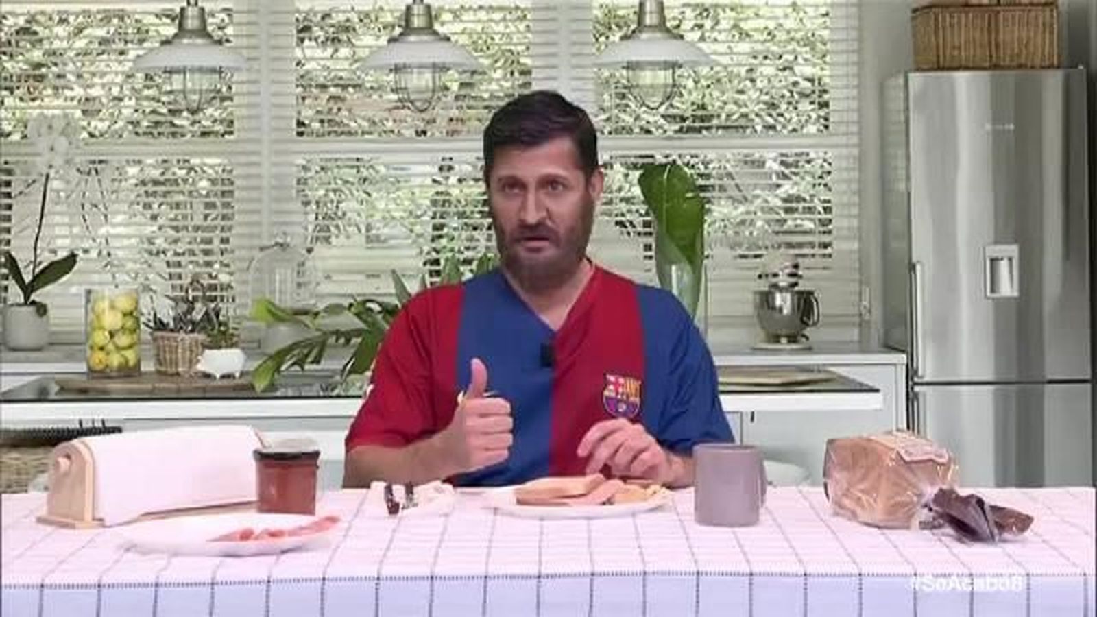 Leo Messi no da pie con bola