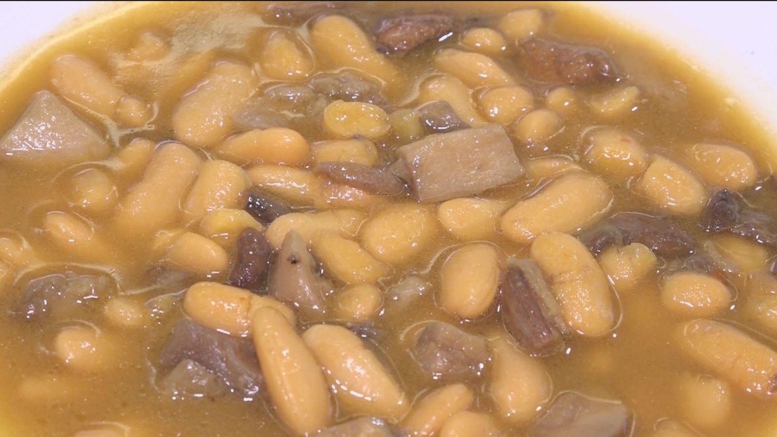 Una polémica campaña publicitaria relaciona la fabada asturiana con la acidez de estómago