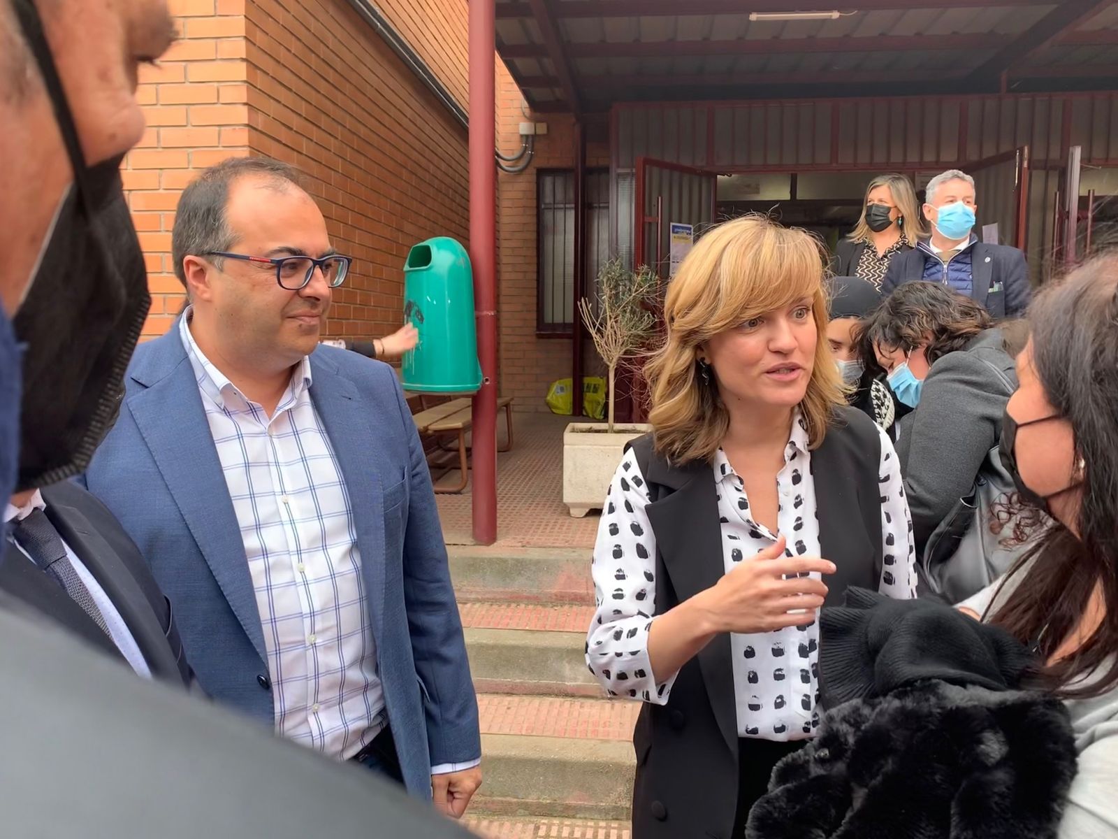 La ministra de Educación , Pilar Alegría, junto al alcalde de Leganés, Santiago Llorente