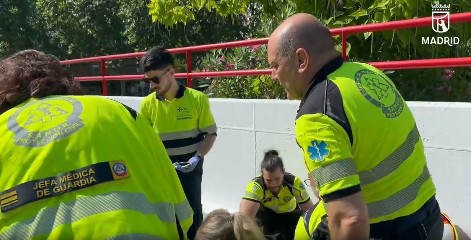 Servicios de emergencias atienden a un hombre herido en Moratalaz