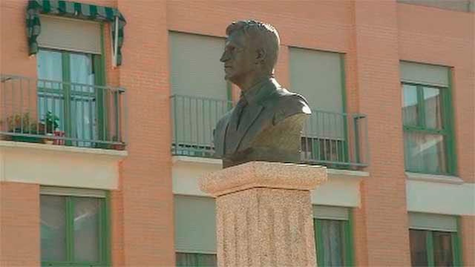 Arroyomolinos, homenajea a Adolfo Suarez con un busto en su Plaza Mayor