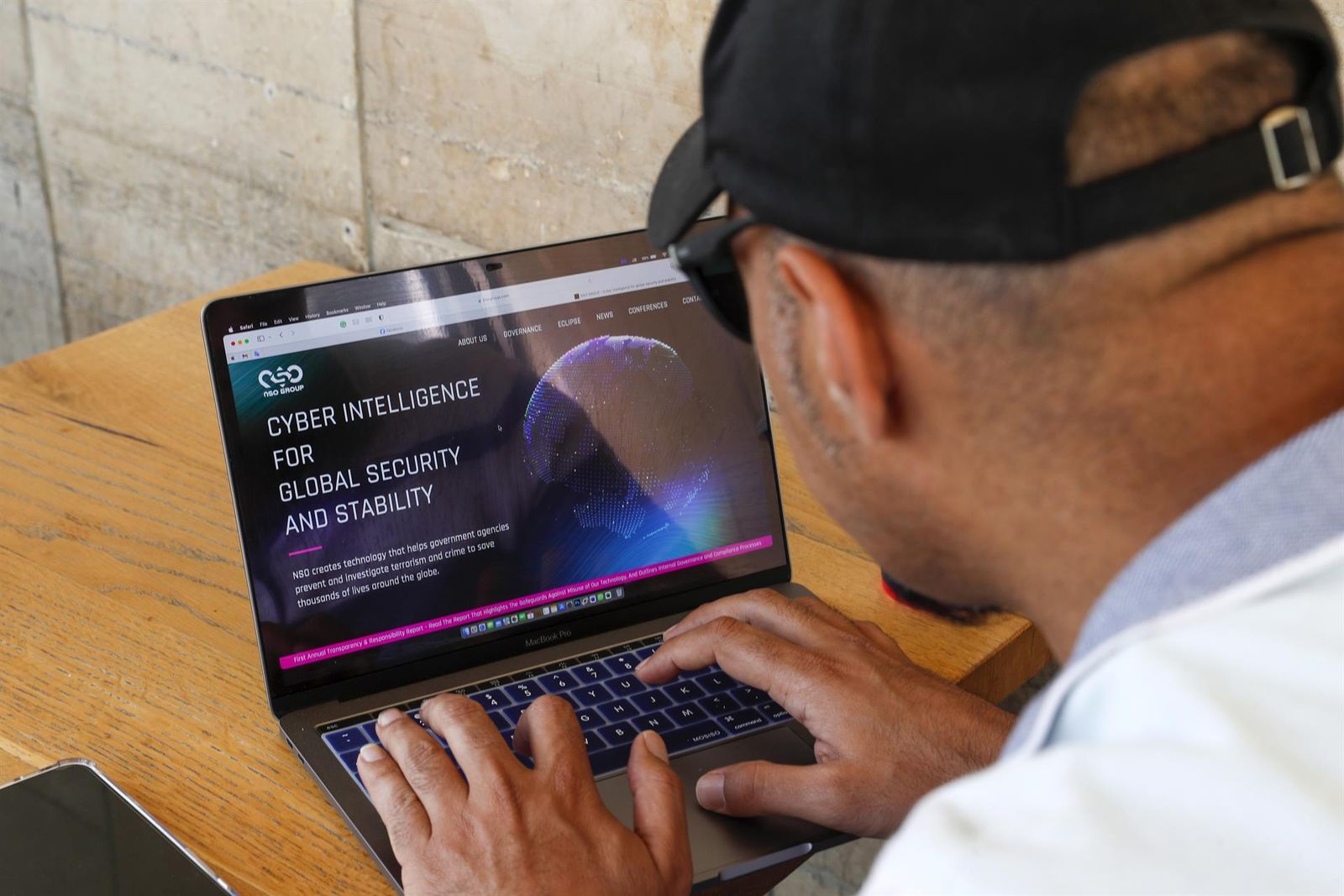 Un hombre consulta la web de NSO Group