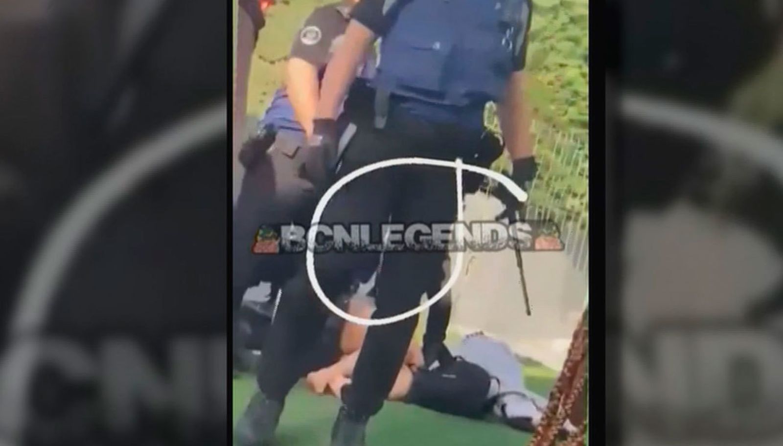 Agentes de la Policía Municipal en la piscina de Moratalaz