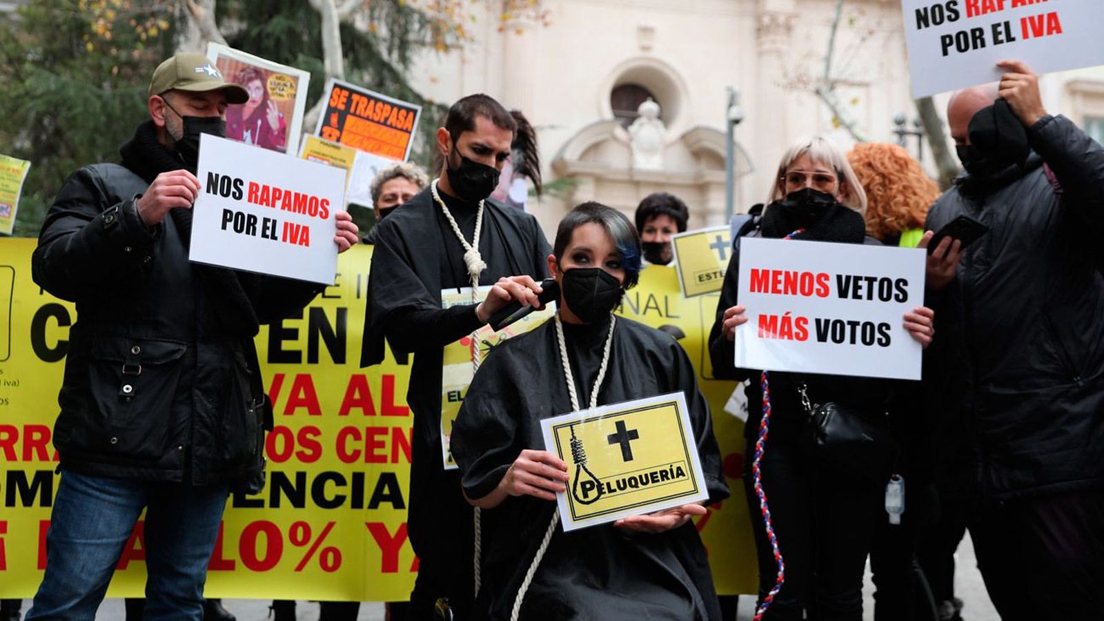 Un grupo de peluqueros se rapa el pelo frente al Senado para reclamar la bajada del IVA