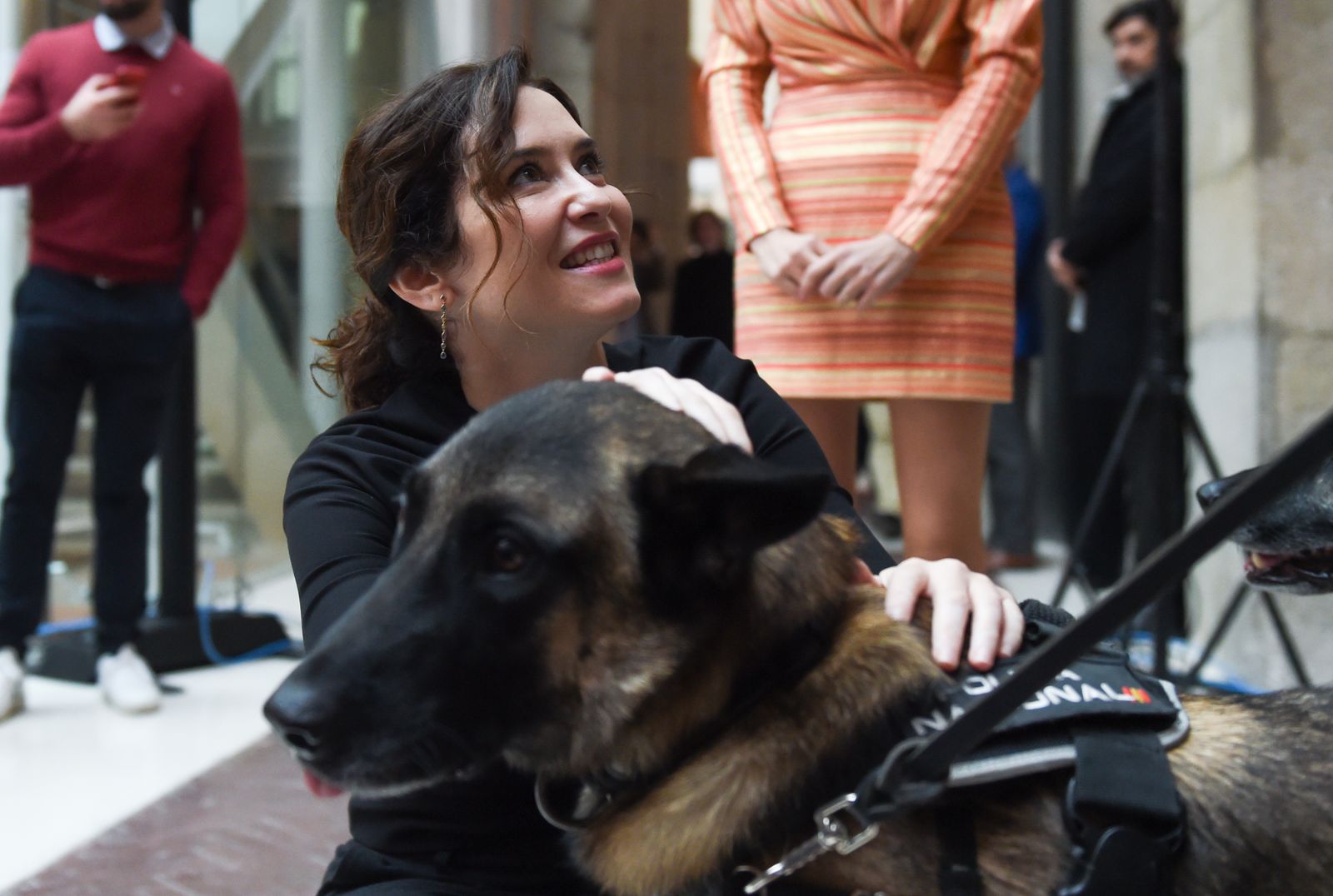 La presidenta de la Comunidad de Madrid, Isabel Díaz Ayuso, acaricia un perro