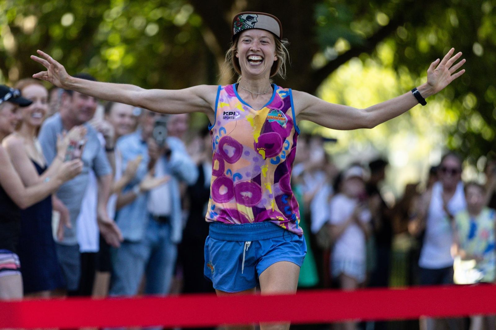 Erchana Murray-Bartlett cruza la meta en Melbourne tras completar en 150 días más de 6.000 kilómetros