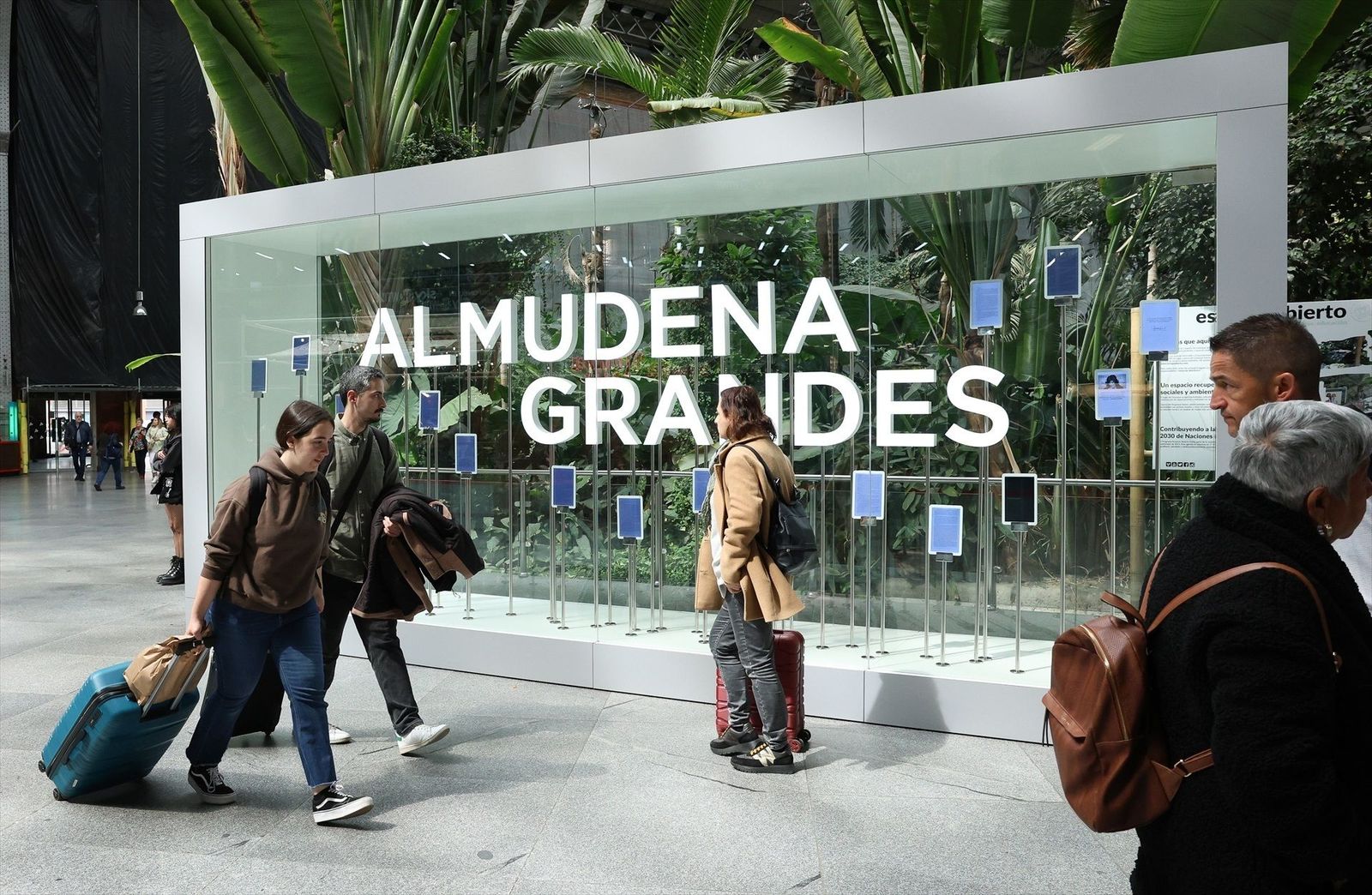 La estación de Atocha estrena su nuevo nombre Madrid-Puerta de Atocha-Almudena Grandes