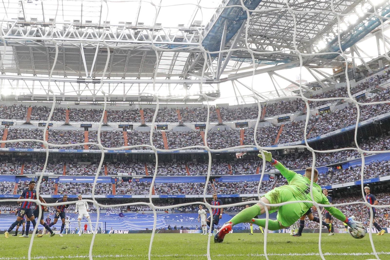 Fede Valverde bate la portería del Barcelona