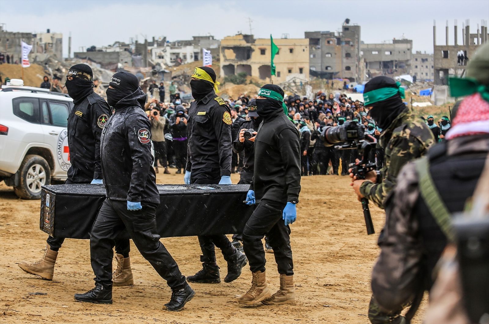 Terroristas de Hamás portan el féretro de un rehén israelí