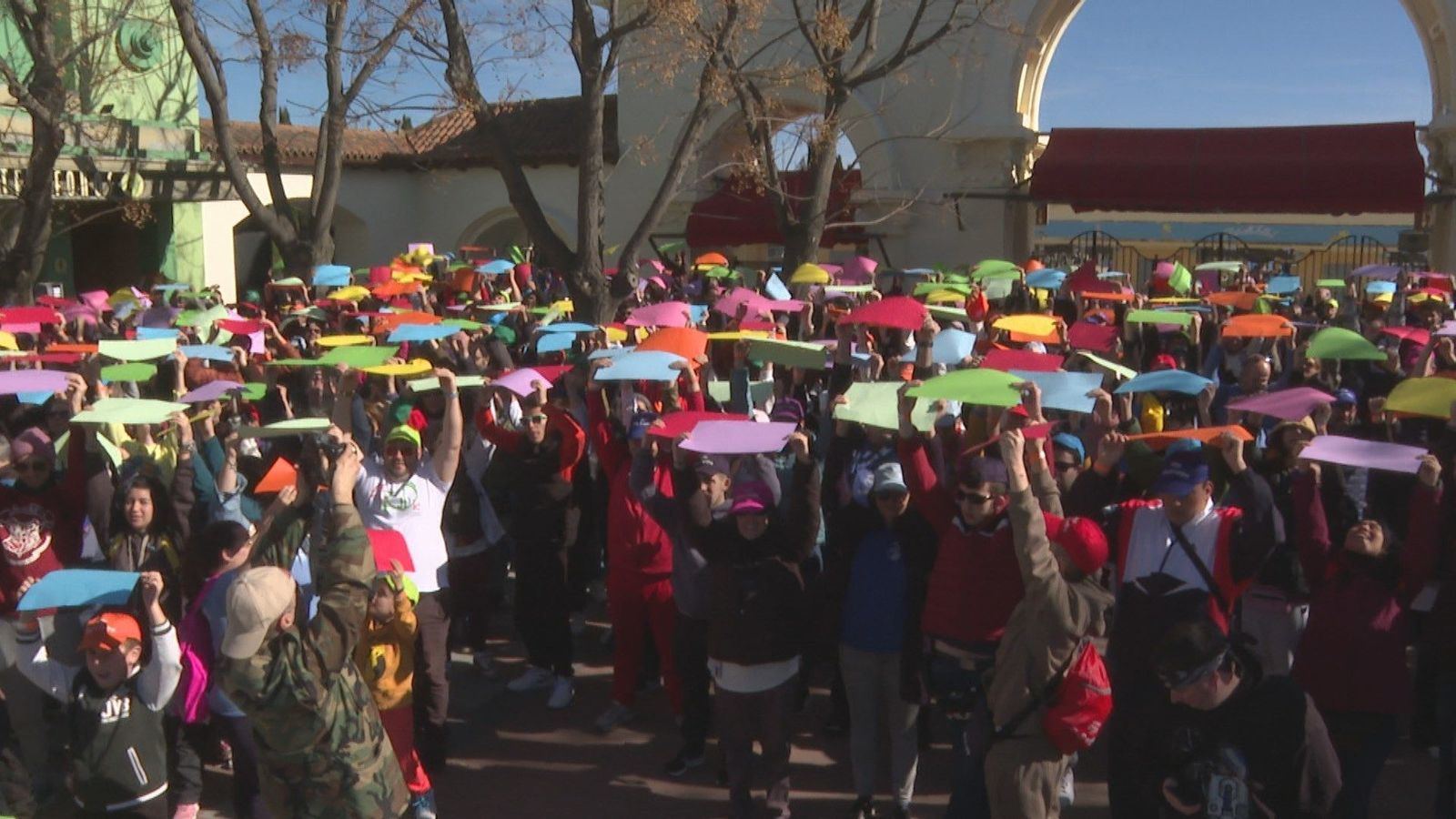 Más de 1.100 personas con TEA disfrutan de una jornada de ocio inclusivo en Parque Warner Madrid