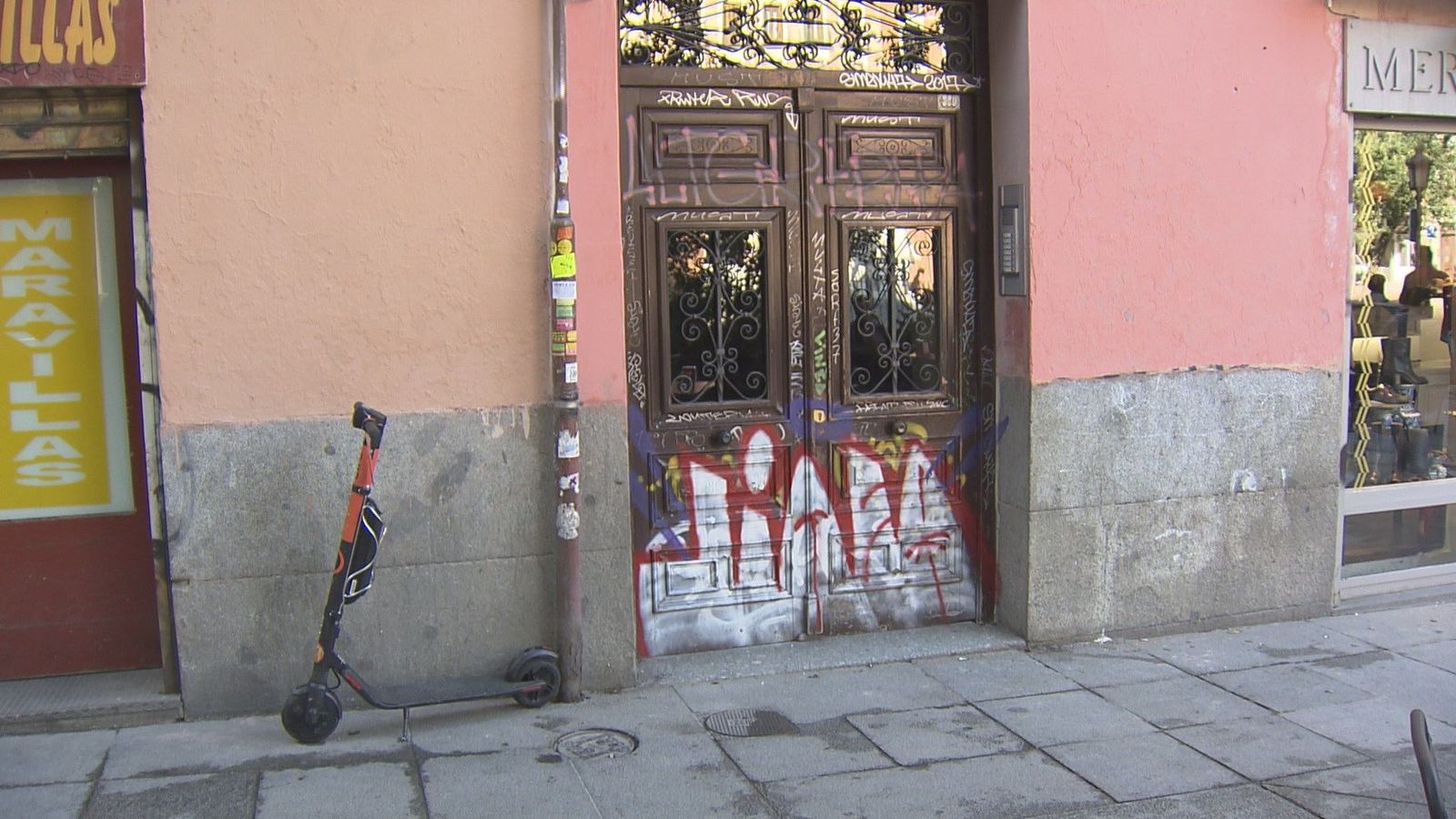 Más de 250 puertas centenarias de Malasaña víctimas del vandalismo