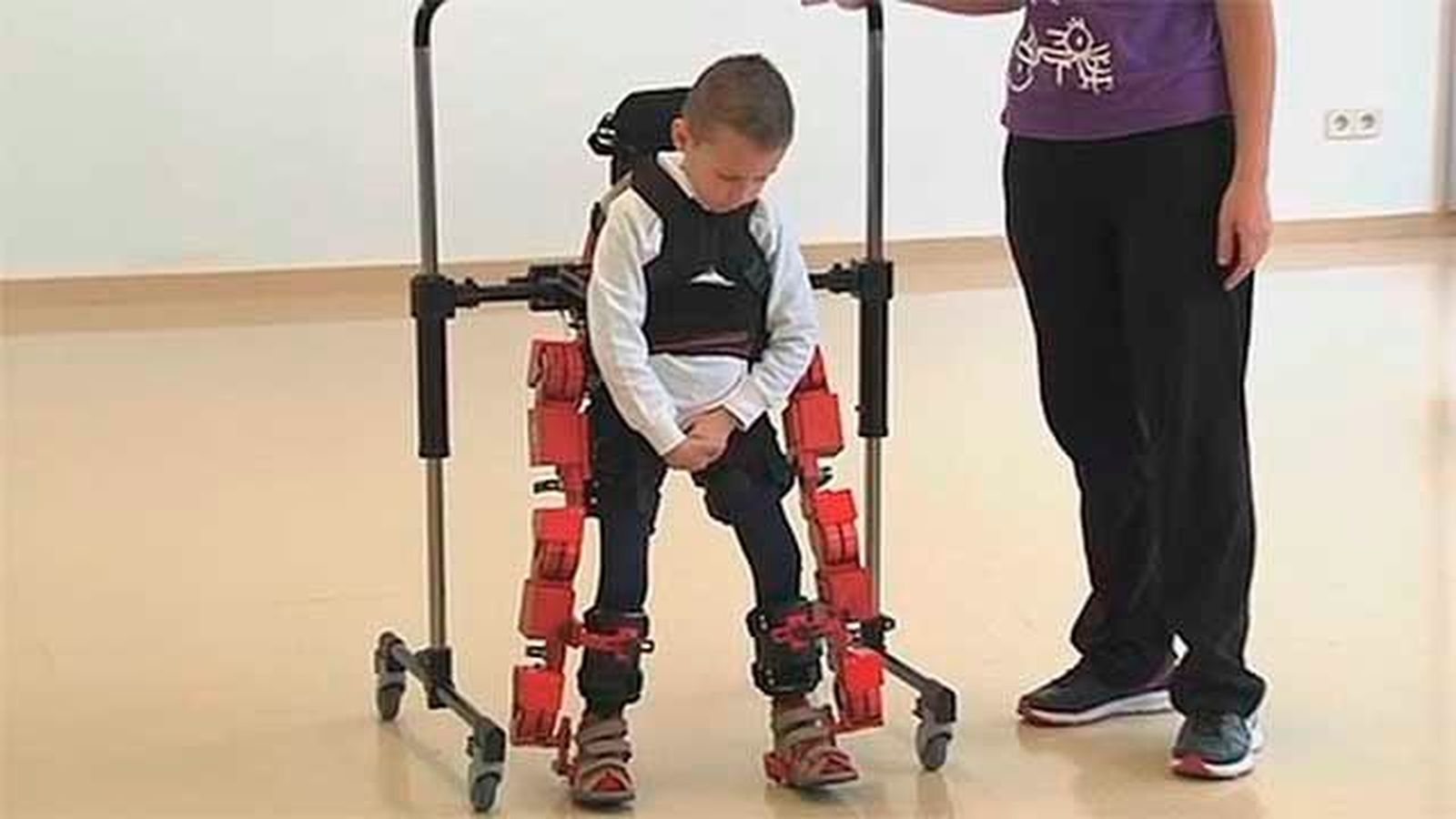El Hospital Sant Joan de Déu de Barcelona prueba el primer exoesqueleto infantil del mundo