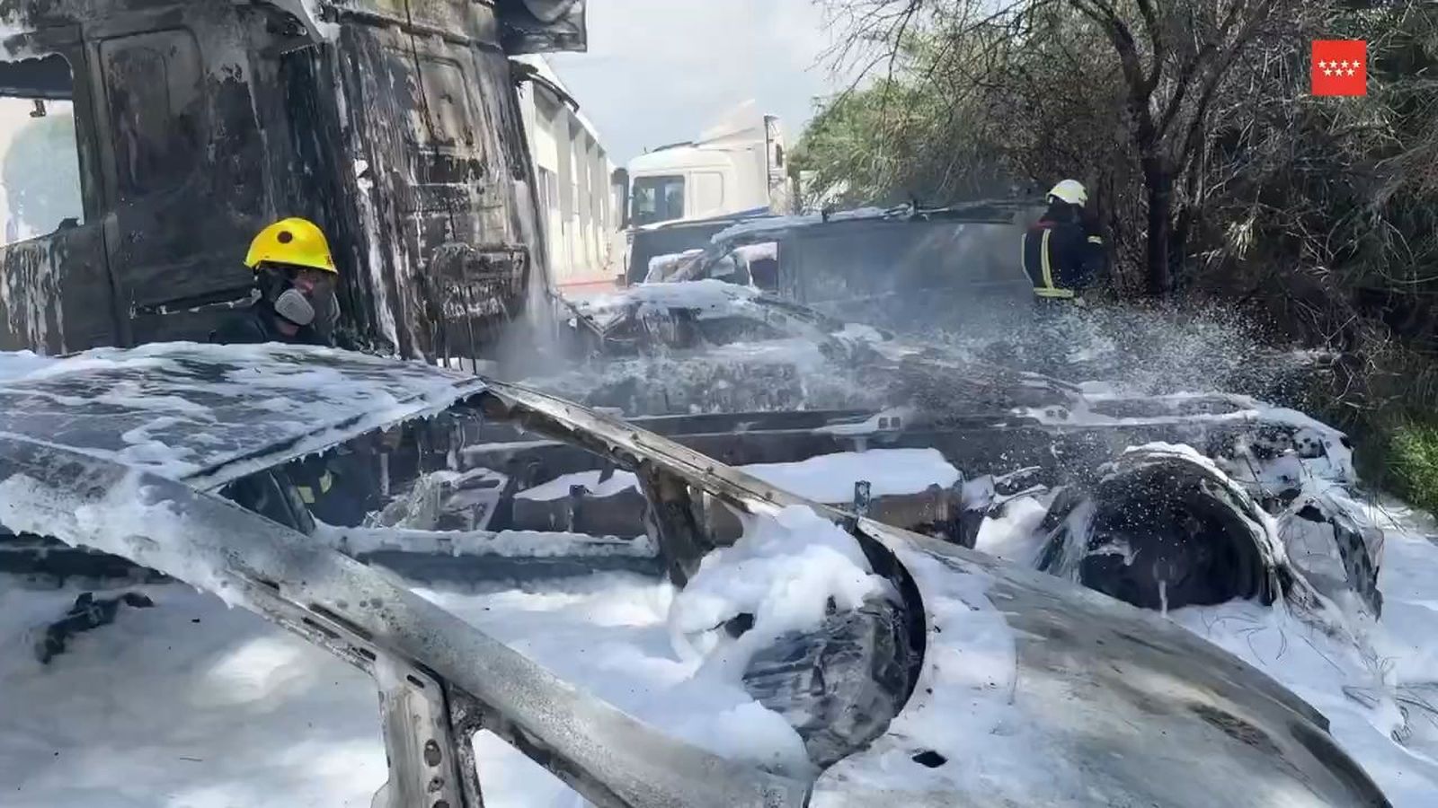 Un incendio en Meco calcina varios camiones y coches y afecta a una zona de viveros del arroyo de las Monjas