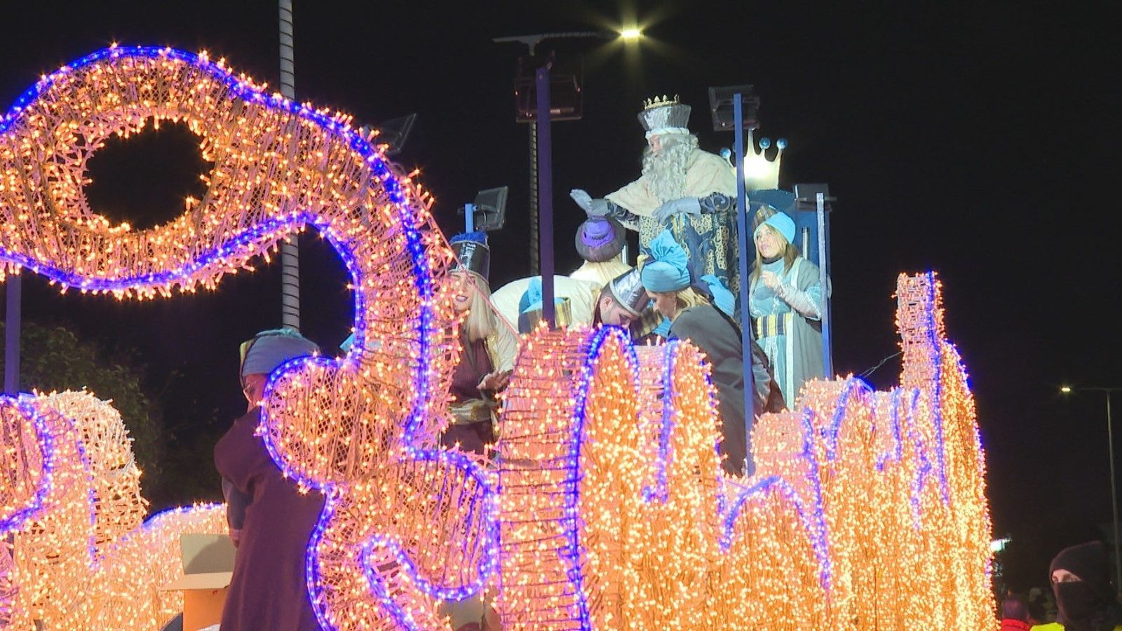 Carrozas iluminadas, pasacalles y espectáculos de animación acompañan a los Reyes en Torrejón
