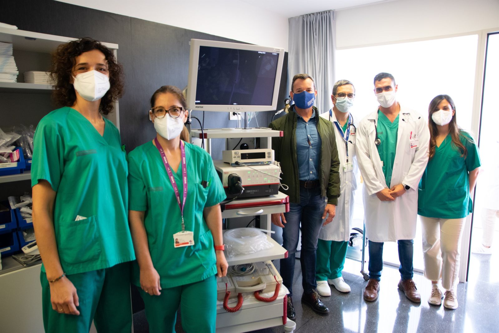 el profesor Bayo junto al equipo del doctor Baeza, en el Hospital General de Elche, y de una persona realizando las pruebas de capacidad pulmonar con las que se ha correlacionado la presencia de microplásticos