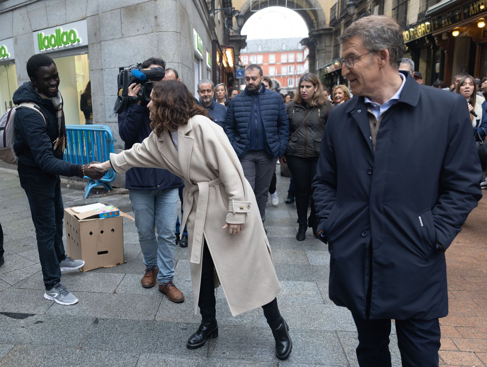 Feijóo y Ayuso comparten paseo navideño por el centro de Madrid