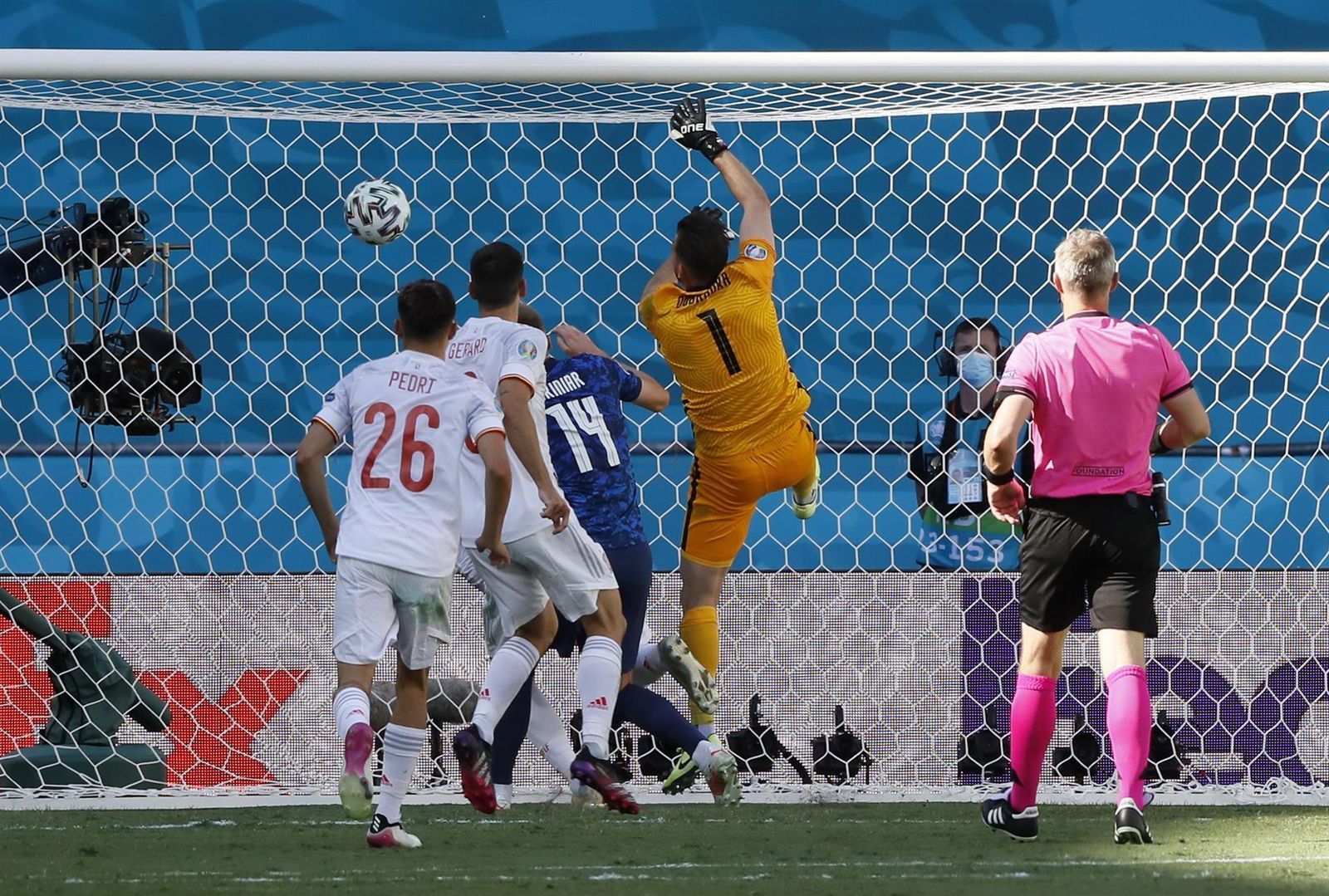 El portero de Eslovaquia marca el primer gol para España