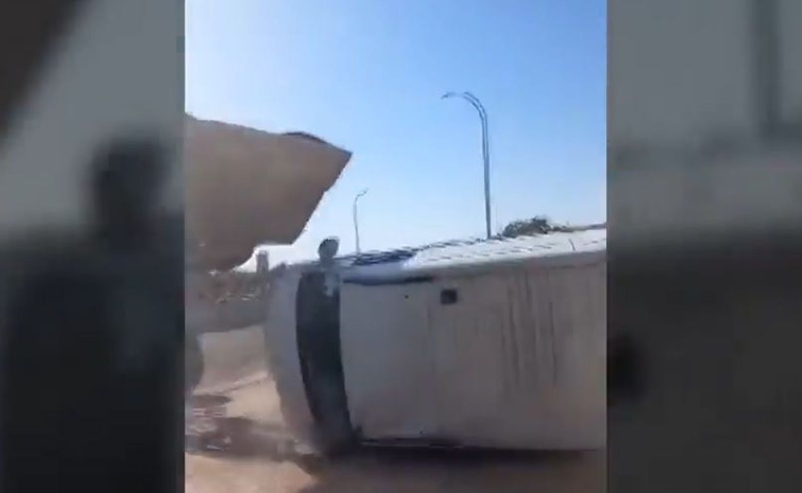 VÍDEO: Pillan a intrusos en una nave de Guadalajara y vuelcan su furgoneta con una excavadora