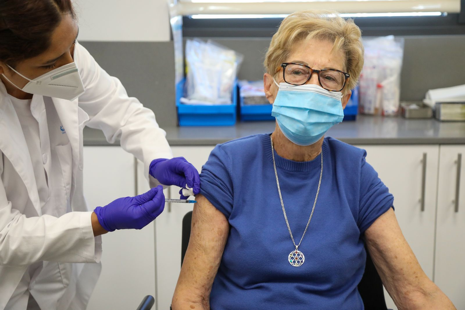 Arranca en Madrid la vacunación de la gripe y la tercera dosis del Covid-19 a mayores de 70 años