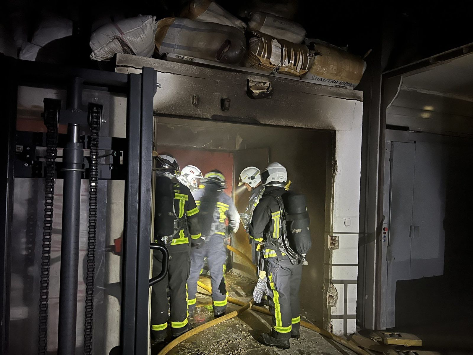 Incendio sin heridos en dos naves del polígono de Cobo Calleja