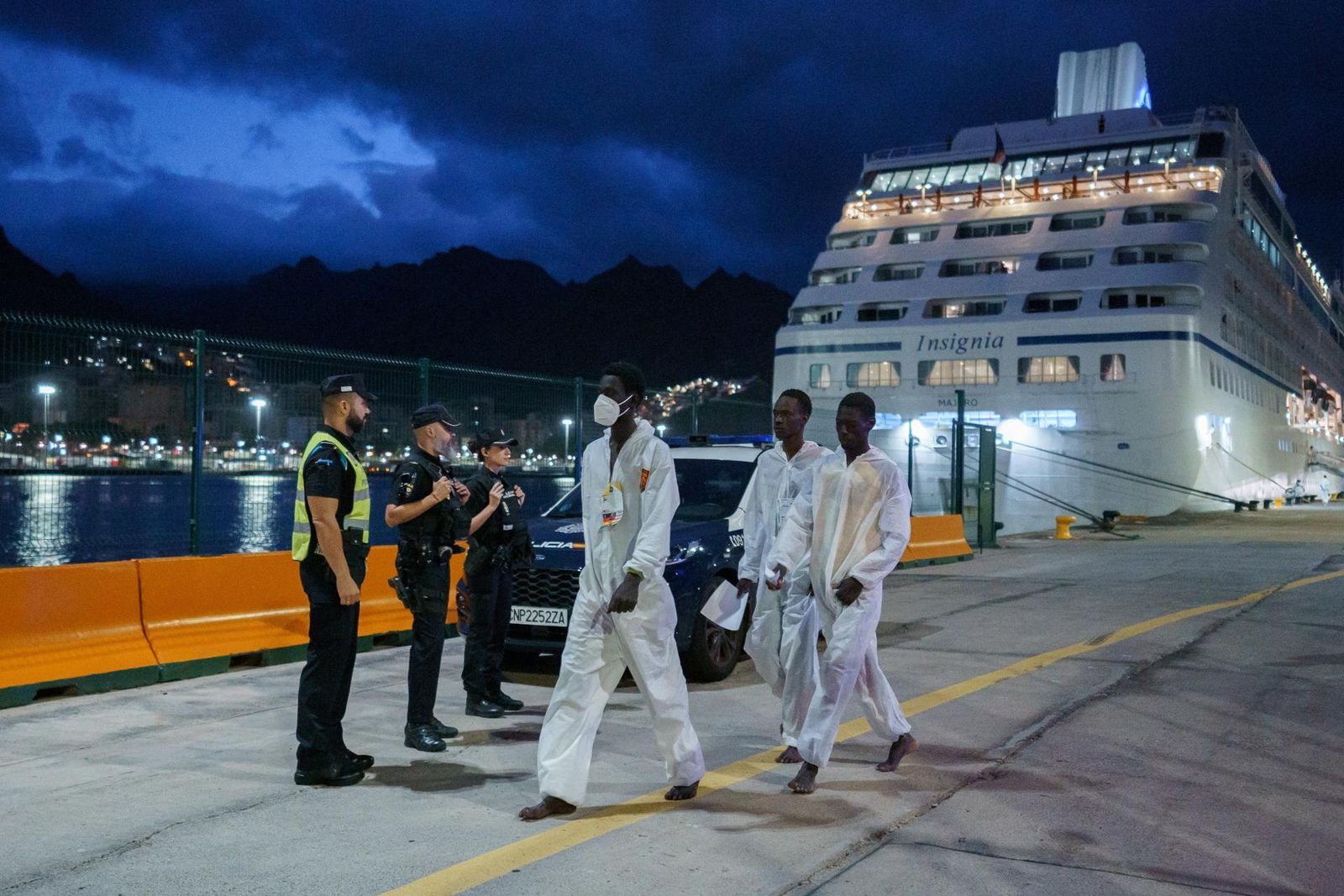 Un crucero rescata a inmigrantes de un cayuco a la deriva
