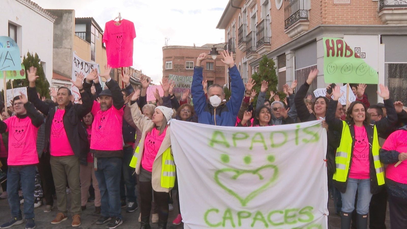 Manifestación en contra del canon de la gasolinera de Sanse gestionada por personas con discapacidad