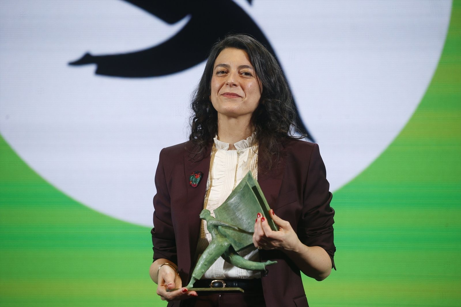 La escritora Samanta Schweblin posa con el I Premio Aena de Narrativa Hispanoamericana
