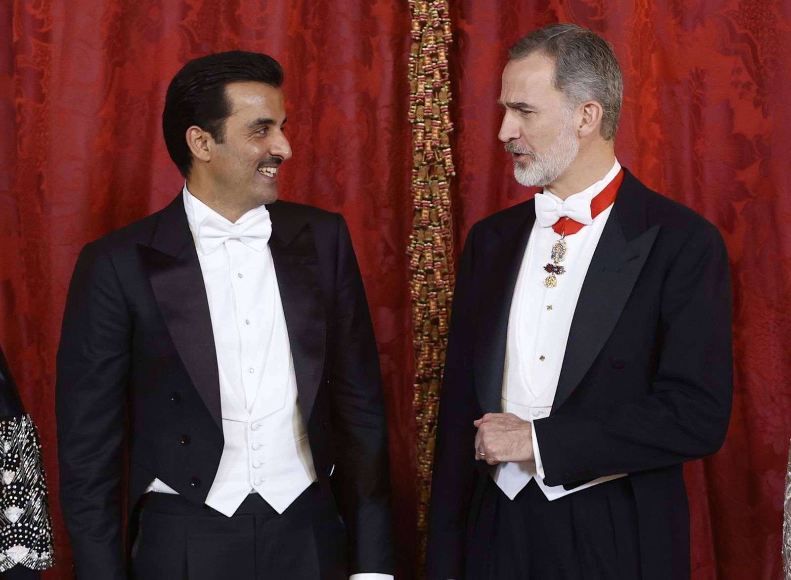 El rey Felipe VI (d) y el emir de Catar, Tamim bin Hamad Al Thani, antes de la cena de gala que los monarcas españoles ofrecen al mandatario de Catar y a su esposa,
