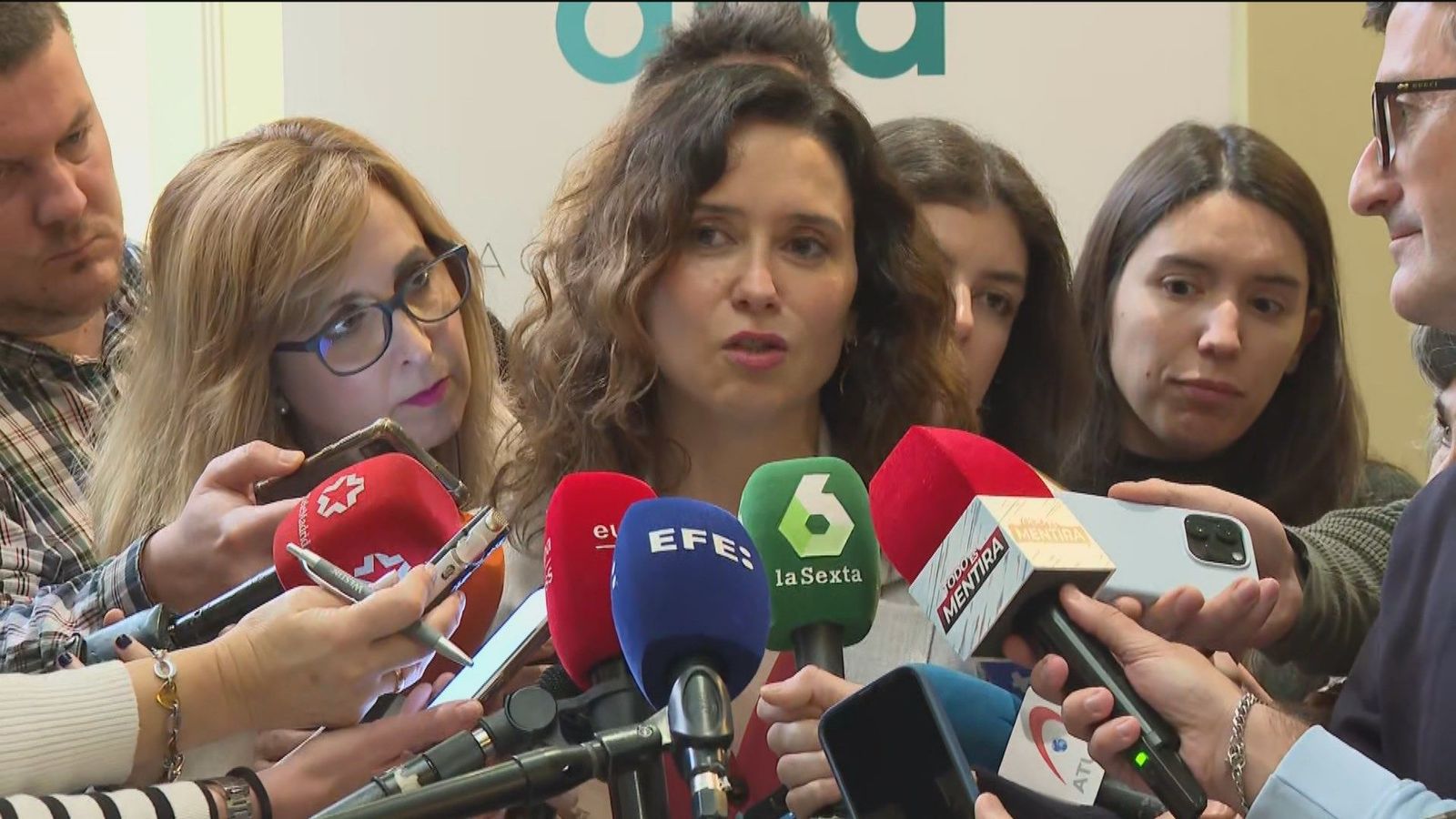Ayuso acusa a la izquierda de "enfangar la campaña” a pocos días de las elecciones gallegas