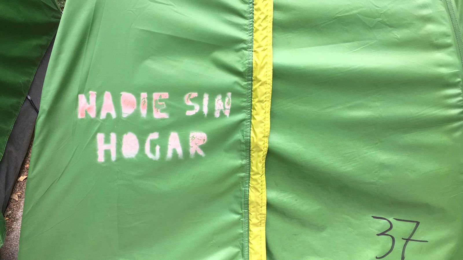 Los sin techo del Prado niegan que sea una "acampada política", como denuncia Almeida