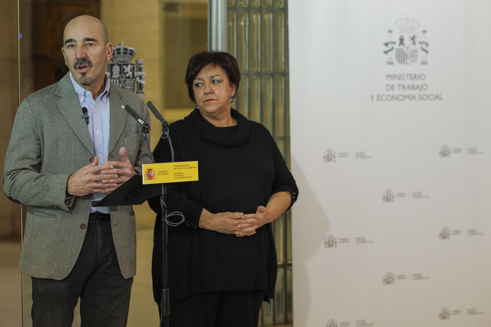 Mari Cruz Vicente (d), representante de CCOO, y Fernando Luján (i), representante de UGT, durante rueda de prensa tras la Reunión de Gobierno, Sindicatos y patronal para la subida del sueldo mínimo interprofesional en el Ministerio de Trabajo