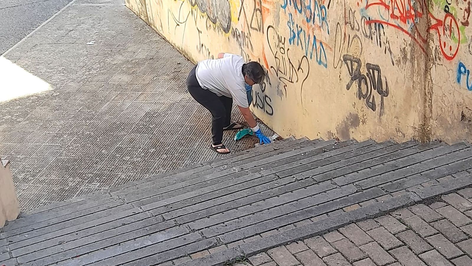 Una vecina de Valdemoro denuncia vivir rodeada de cacas