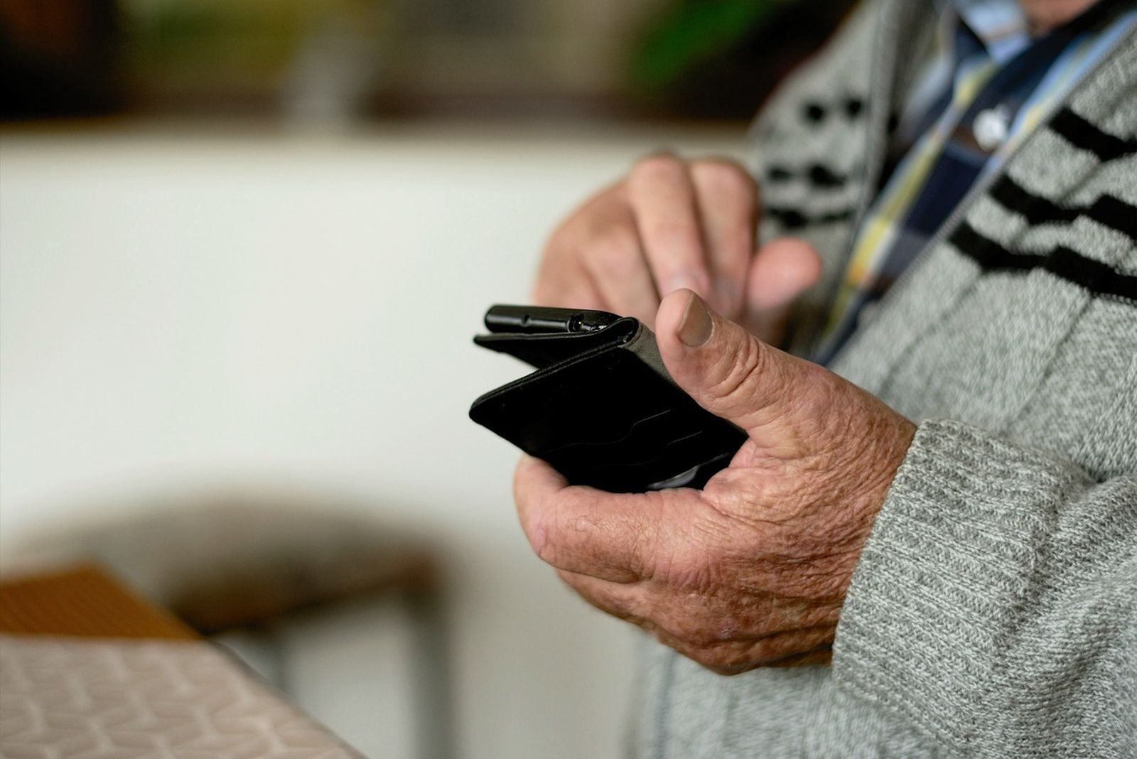 Persona mayor con un teléfono móvil