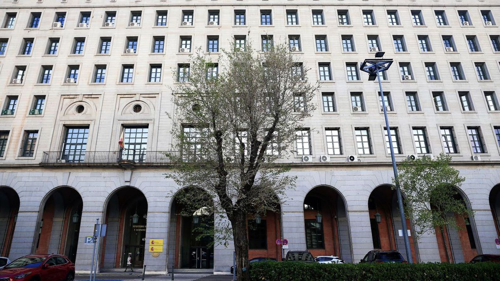 Primeros movimientos para la negociación de la subida del SMI