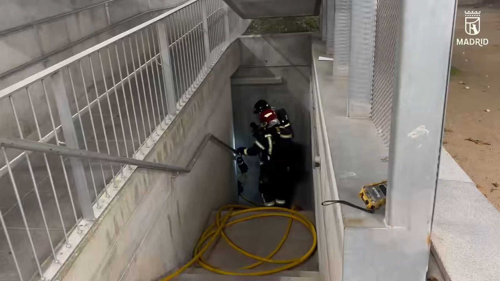 Sofocado un incendio en el acceso a trasteros de un edificio de viviendas en Villaverde