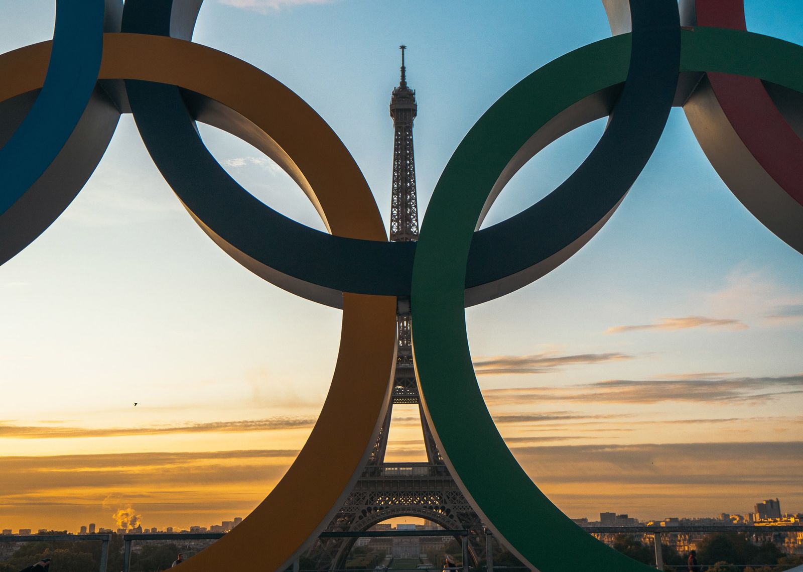 Los anillos olímpicos con la Torre Eiffel de fondo