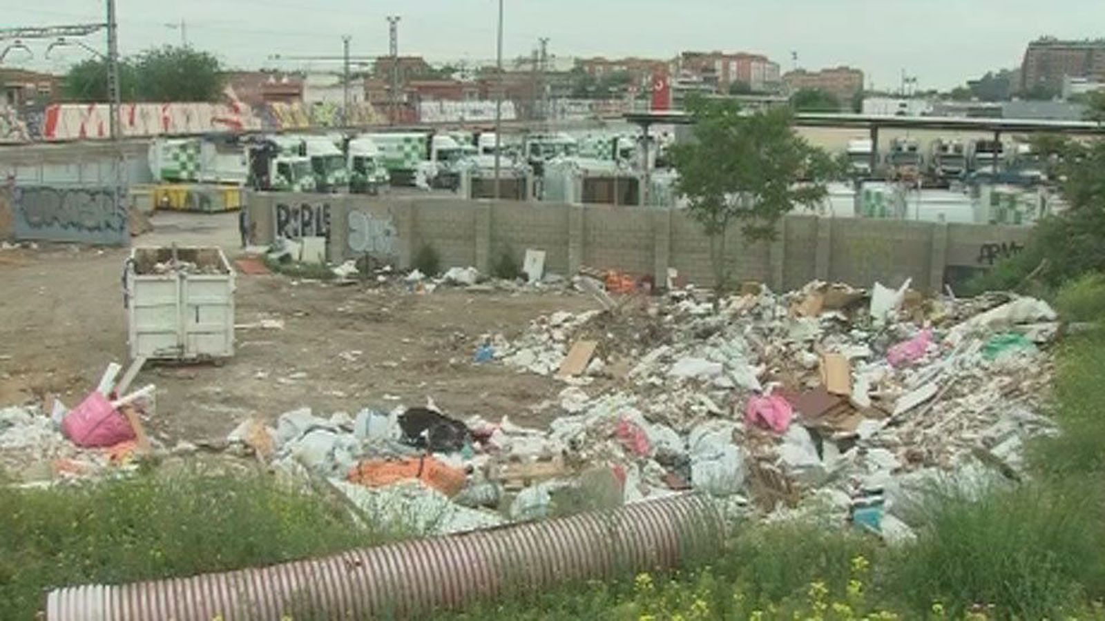 Siguen los vertidos de basura en Vallecas pese a prohibirlos el Ayuntamiento